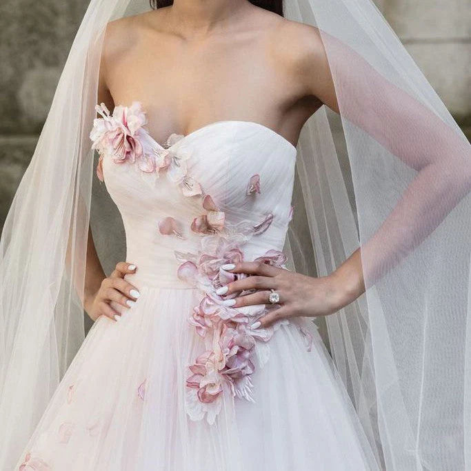 Classic Line Tulle Strapless Sweetheart Wedding Dresses With 3D Flowers