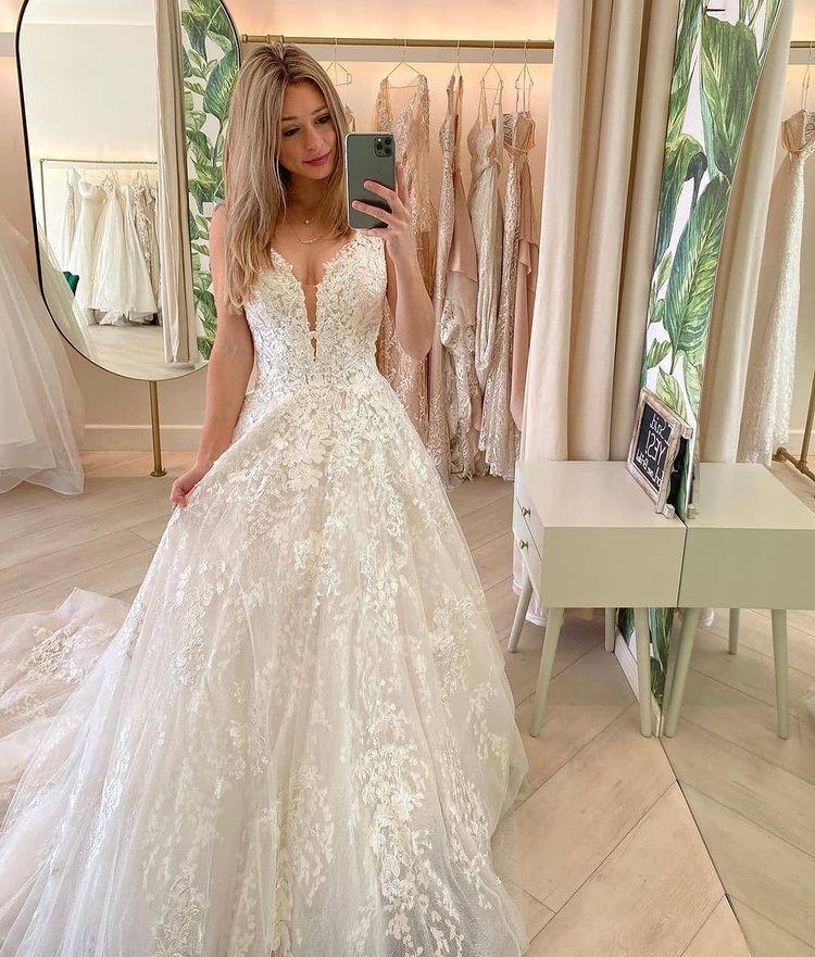 A-line Lace Wedding Gowns Elegant Bride Dress