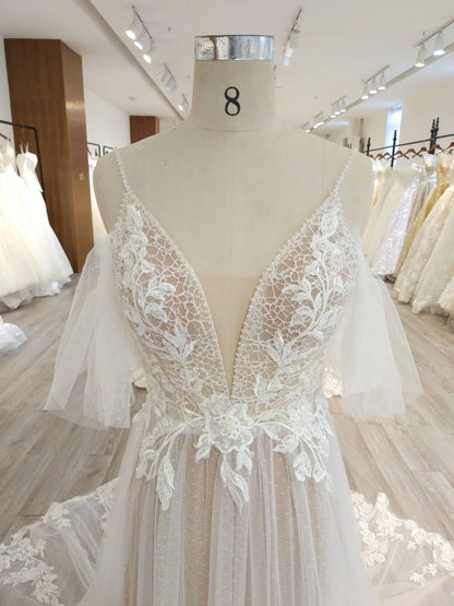 Elegant Tulle Spaghetti Straps Wedding Dresses With Applique