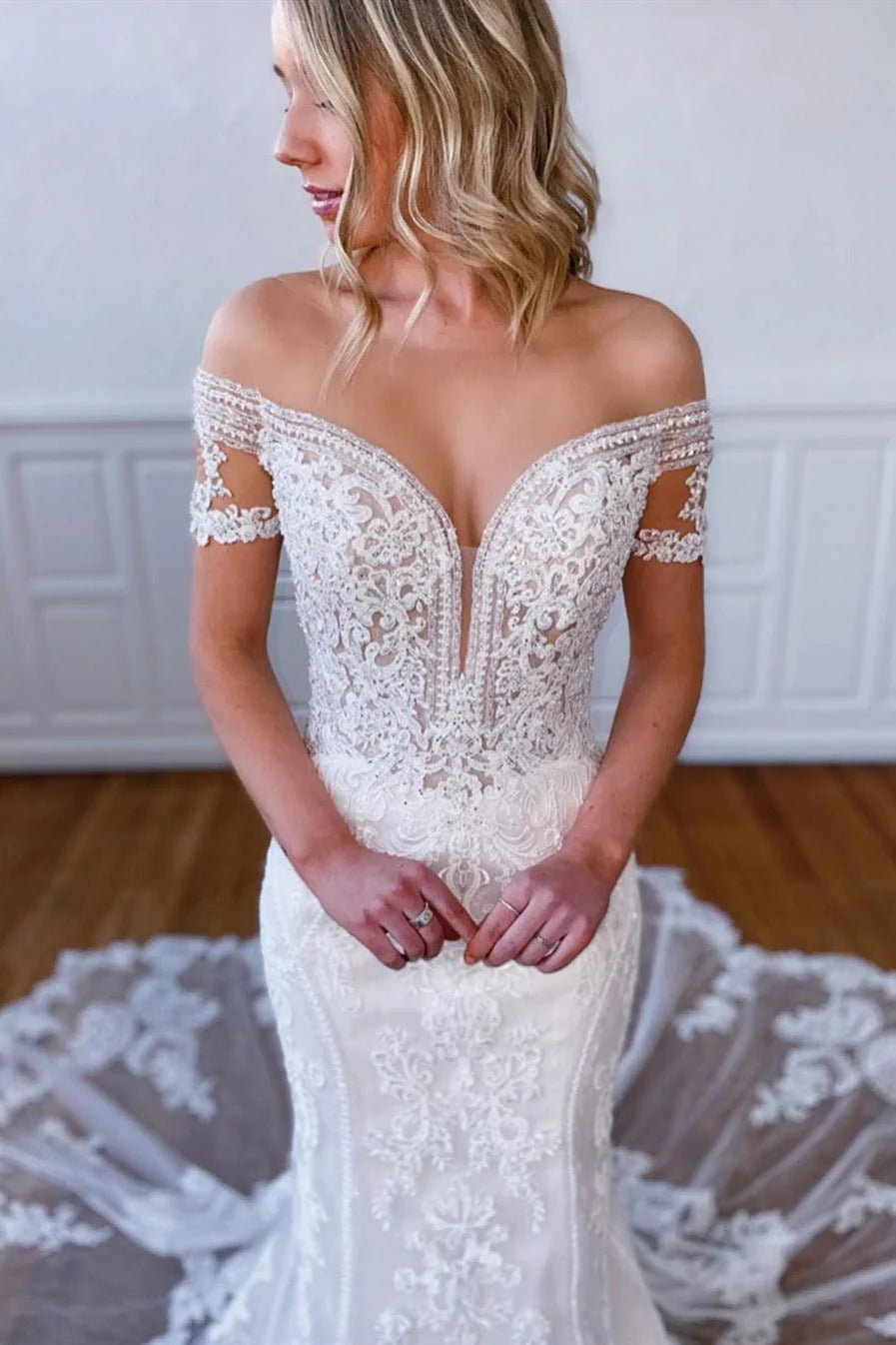 V-Neck Lace Fitted Vintage Mermaid Short Sleeve Wedding Dresses