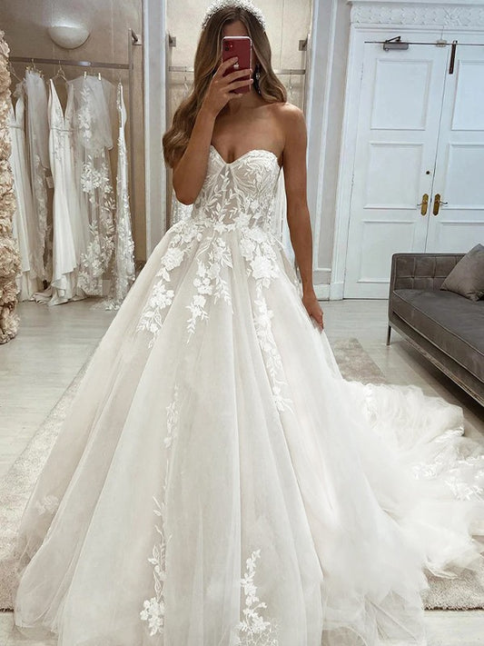 A-Line/Princess Tulle Applique Sweetheart Sleeveless Chapel Train Wedding Dresses