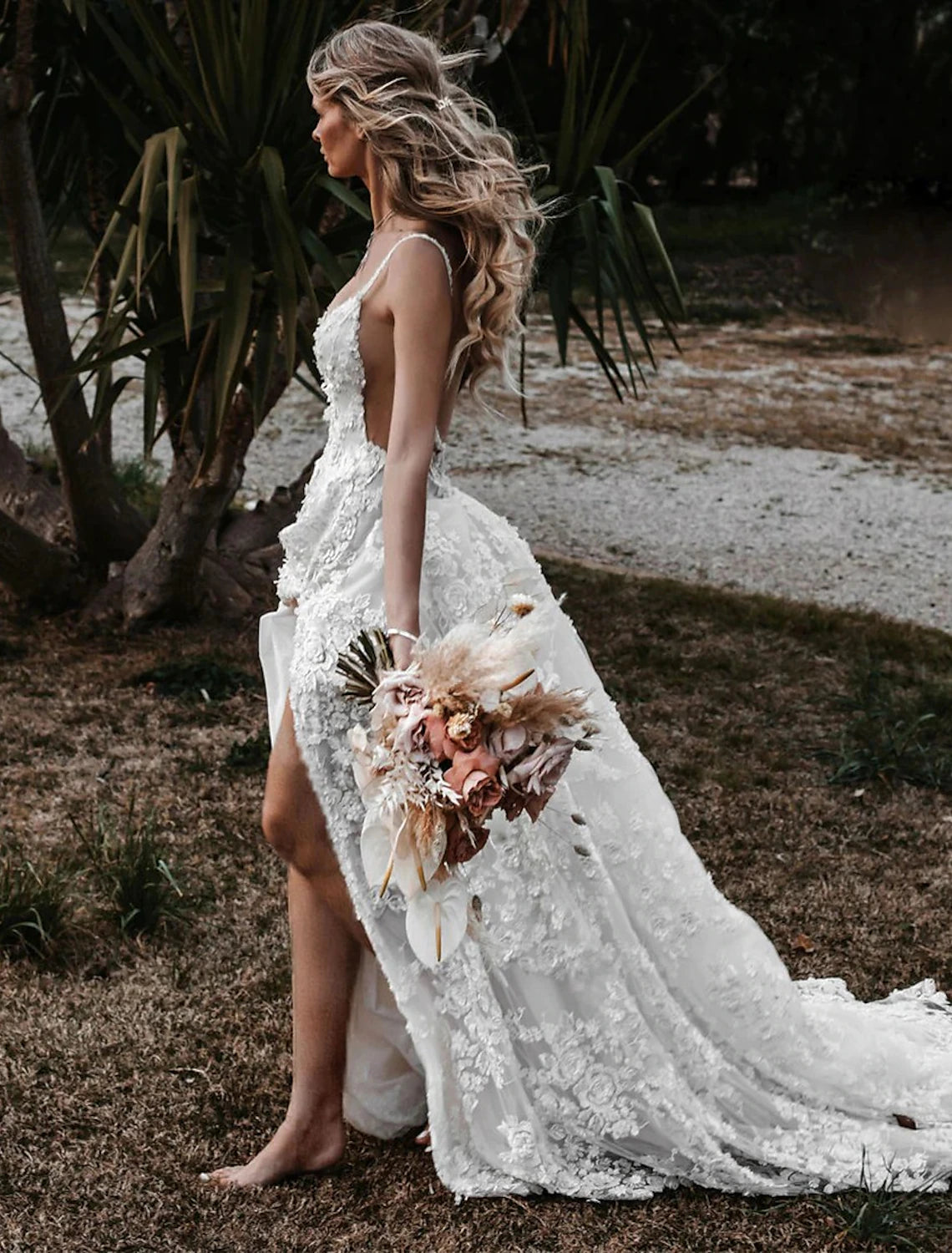 Beach Sexy Boho Wedding Dresses A-Line Sweetheart Camisole Spaghetti Strap Court Train Lace Outdoor Bridal Gowns With Appliques Split