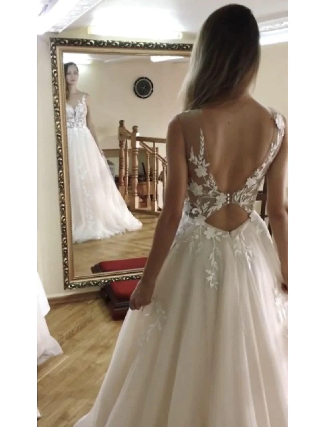 Beach Open Back Sexy Wedding Dresses A-Line V Neck Sleeveless Court Train Lace Bridal Gowns With Appliques Summer Fall Wedding Party